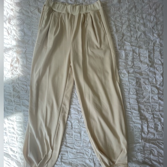 AMAZON Size Medium. Comfy lounge set. Sleeveless knitted sweater & Sweatpants. - Picture 3 of 4